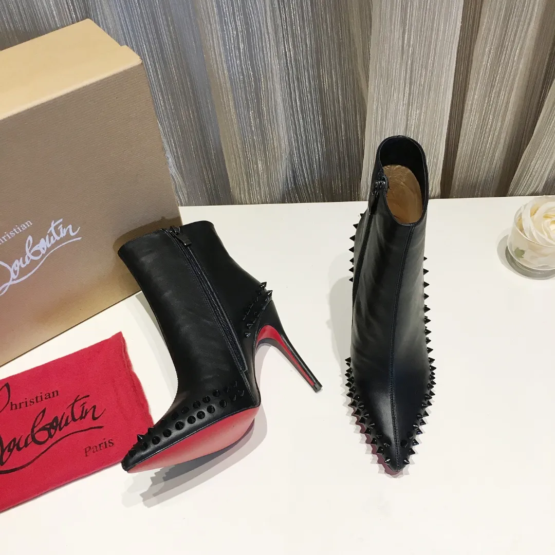 👟👟Ex-factory price 560👟👟 Genuine leather sole 30 Winter fashion boots [Lightning] [Lightning] Reprint must sell [Rose] Ordinary outsole full-grain cowhide, genuine leather outsole +30 [Sun] Brand: French famous brand red-soled shoes Christian Louboutin/Christian Louboutin original 1:1 production Sexy fashion boots Simple and elegant stiletto heel small pointed toe full of femininity [Love] Let others see what is a queen style Upper: Imported cowhide: Inner padding: first-layer pigskin Heel height: 10cm Genuine leather heel, super elegant Shoe size: 34-41 (size 41 needs to be customized) Comes with a complete set.